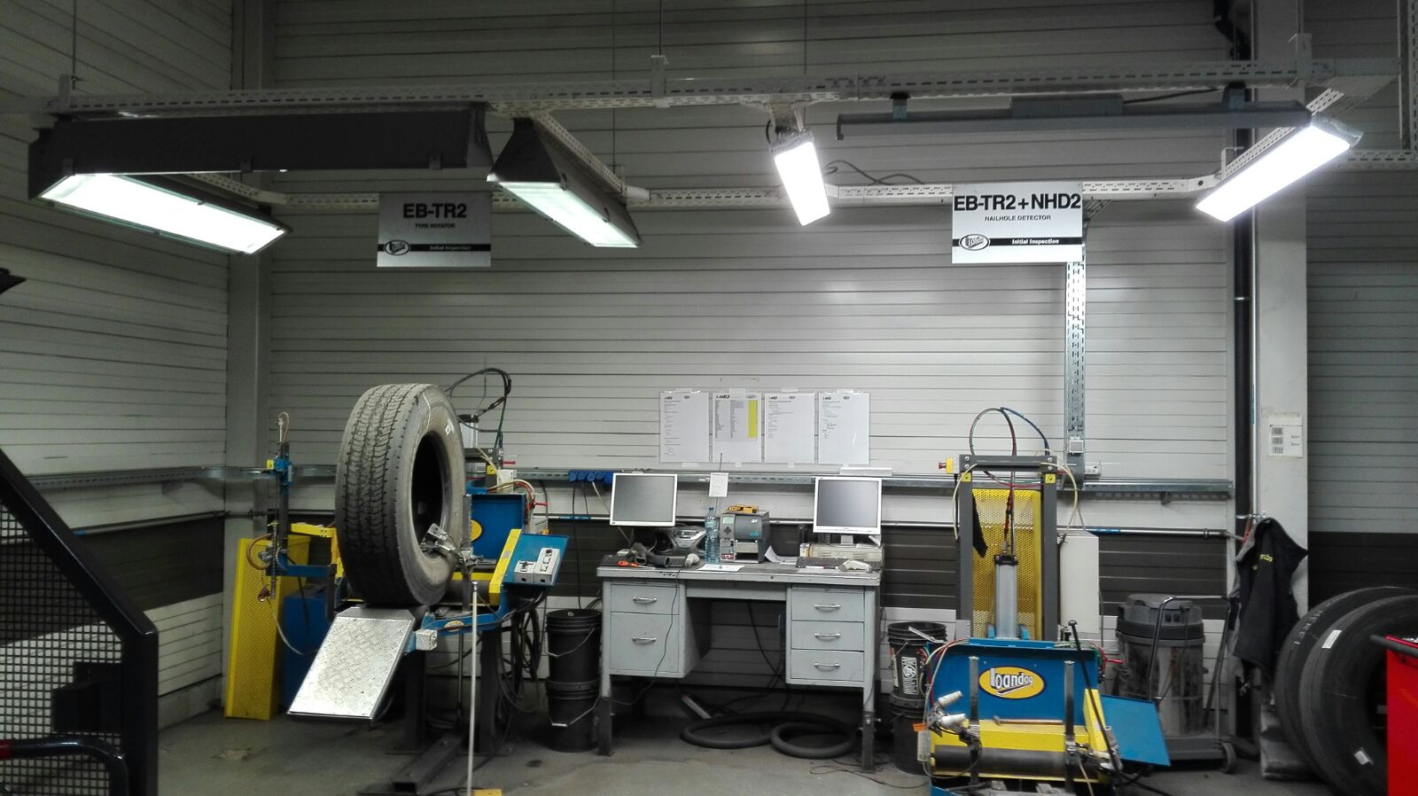 Tire center De Condé, test NANA high bay (right), measured twice the light output in comparison with fluorescent lights (left).